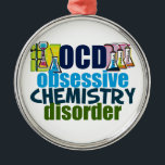 Lustige Chemie Silbernes Ornament<br><div class="desc">Lustiges Chemielehrergeschenk,  das OCD besessene Chemie-Störung nahe bei Wissenschaftsbechern voll Chemikalien für ein Experiment liest. Ein cooler Chemiemajor anwesend für einen Wissenschaftler.</div>