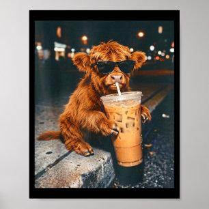 Lustige coole Highland-Kuh, die eisgekühlten Kaffe Poster