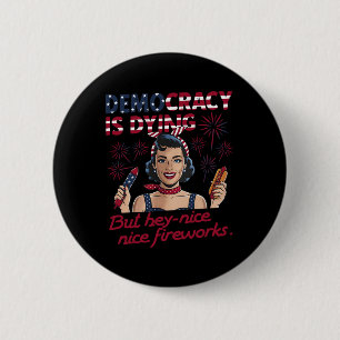 Lustige Demokratie Stirbt Aber Hey Schöne Feuerwer Button