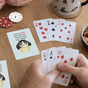 Lustige dicke getigerte Katze im Karton Spielkarten