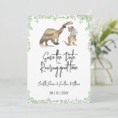 Lustige Dinosaurier-Hochzeit Grün Save The Date (Stehend Vorderseite)