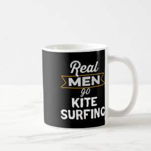 Lustige echte Männer gehen Kite-Surfen Strand Kite Kaffeetasse