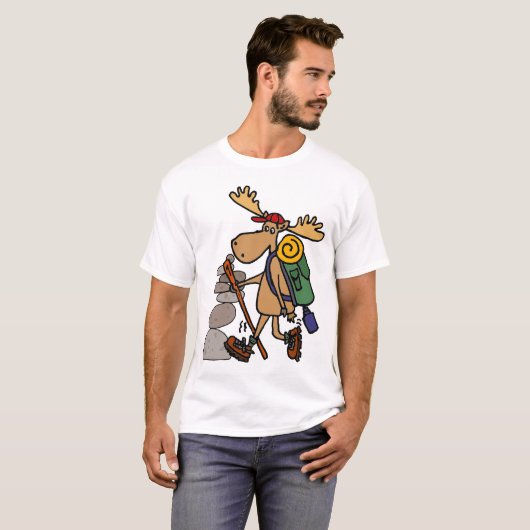 Lustige Elche, die mit Cairn-Cartoon wandern T-Shirt (Vorne ganz)