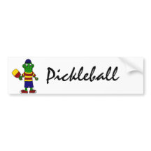 Lustige Essiggurke, die Pickleball Paddel und Ball