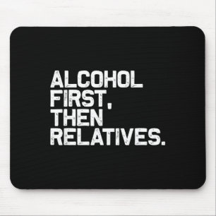 Lustige Familie trinkt zuerst Alkohol, dann die Ve Mousepad