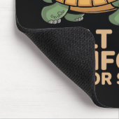 Lustige Faultier Reitet Schildkröte Mousepad (Ecke)