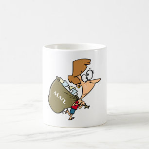 Lustige Frau schleppt schweren Postbeutel Kaffeetasse
