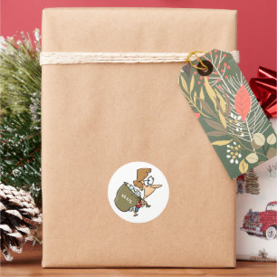 Lustige Frau schleppt schweren Postbeutel Runder Aufkleber