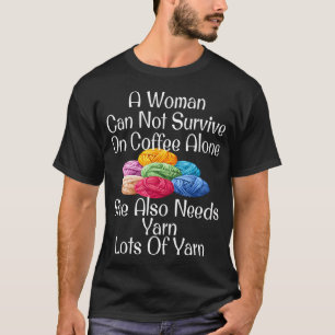 Lustige Frau Überlebt Auf Kaffee Braucht Garn Stri T-Shirt