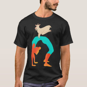 Lustige Frau und Ziege machen Yoga zusammen Yogi B T-Shirt