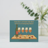 Lustige Friendsgiving-Potluck-Einladung mit Wein Feiertagspostkarte (Stehend Vorderseite)