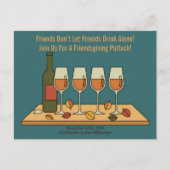 Lustige Friendsgiving-Potluck-Einladung mit Wein Feiertagspostkarte (Vorderseite)