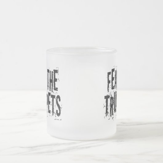 Lustige Furcht das Trompete-Geschenk Mattglastasse (Mittel)