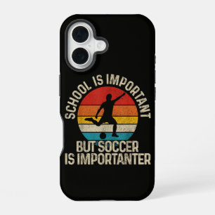 Lustige Fußball Ist Wichtiger Zitat Zurück Zur Sch iPhone 16 Hülle