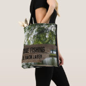 Lustige gegangene fischende hölzerne Sign Tasche (Von Nahem)