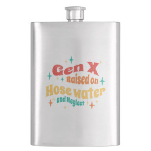 Lustige Gen X, großgezogen mit Schlauchwasser und Flachmann