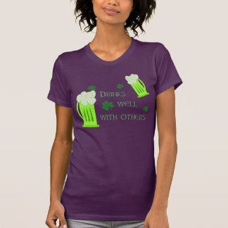 Lustige Getränke St. Patricks Tagesquellen Shirt