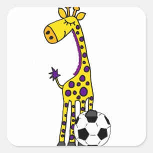 Lustige Giraffe, die Fußball-Cartoon spielt Quadratischer Aufkleber