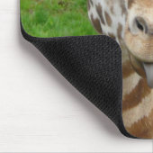 Lustige Giraffe, die heraus Zunge haftet! Mousepad (Ecke)
