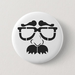 Lustige Gläser und Schnurrbart Button