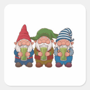 Lustige Gnome mit einem Matcha-Getränk Magisch Quadratischer Aufkleber