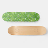 Lustige grüne Frösche verwickelt in einem Skateboard (Horizontal)