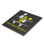 Lustige Gurke spielt Pickleball Fliese (Seite)