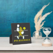 Lustige Gurke spielt Pickleball Fotoplatte (InSitu)