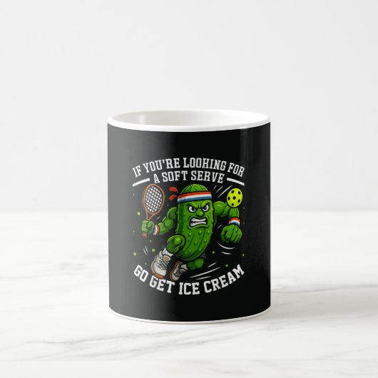 Lustige Gurke spielt Pickleball Kaffeetasse (Mittel)