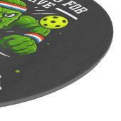Lustige Gurke spielt Pickleball Schneidebrett (Ecke)