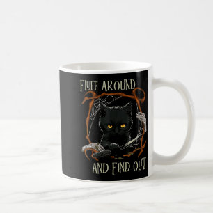 Lustige Halloween-Katzenflusen drumherum und herau Kaffeetasse