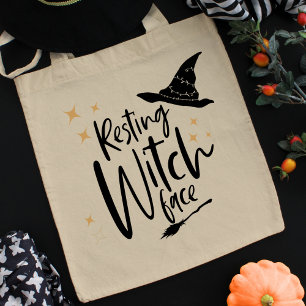 Lustige Halloween-Typografie-Hexe, Besen und Hut Tragetasche