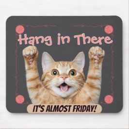 Lustige 'Halt Aus, es ist fast Freitag' Katze  Mousepad