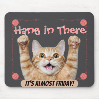 Lustige 'Halt Aus, es ist fast Freitag' Katze  Mousepad