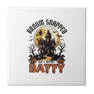 Lustige Hexe Halloween Spukhaus Batty Grafik  Fliese