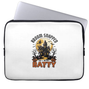 Lustige Hexe Halloween Spukhaus Batty Grafik Laptopschutzhülle