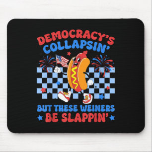 Lustige Hot Dog Democracies Zusammenbrechend 4. Ju Mousepad