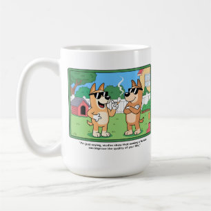 Lustige Hunde, die menschliche Comic-Zitat-Kunst b Kaffeetasse