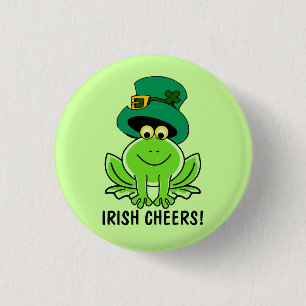 Lustige Iren jubeln Cartoon-Frosch-St Patrick Tag Button