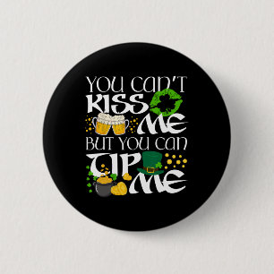 Lustige irische St. Patrick's Day-Kellnerin bietet Button