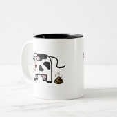 Lustige kackende Kuh-Tasse Zweifarbige Tasse (Vorderseite Links)