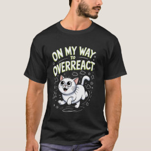 Lustige Katze auf dem Weg zu überreagieren Ironisc T-Shirt