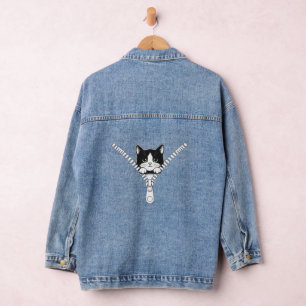 Lustige Katze Kitten schaut hervor Jeansjacke