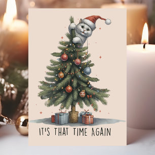 Lustige Katze klettert auf Weihnachtsbaum Feiertagskarte