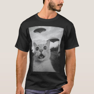 Lustige Katze macht Selfie mit UFOs in einem Wald, T-Shirt