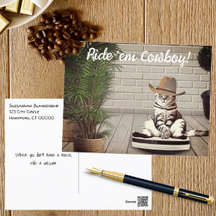 Lustige Katze mit Cowboyhut fährt auf Staubsauger Postkarte