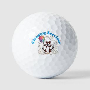 Lustige Katze putzt mit bunter Federbürste Golfball