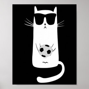 Lustige Katze trägt Sonnenbrille und spielt Fußbal Poster