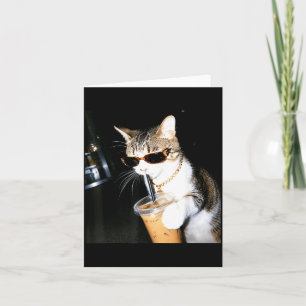 Lustige Katze trinkt eisgekühlten Kaffee Humor Mem Karte
