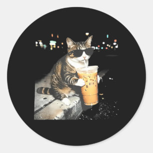 Lustige Katze trinkt eisgekühlten Kaffee Runder Aufkleber